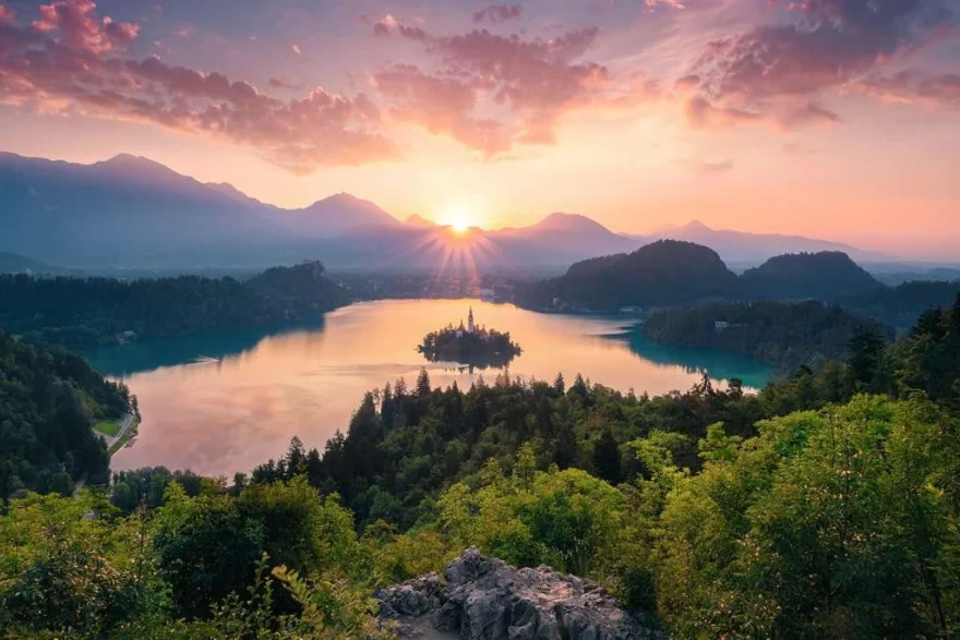 puzzle-bledske-jezero-slovinsko-3000-dilku-184170.jpg